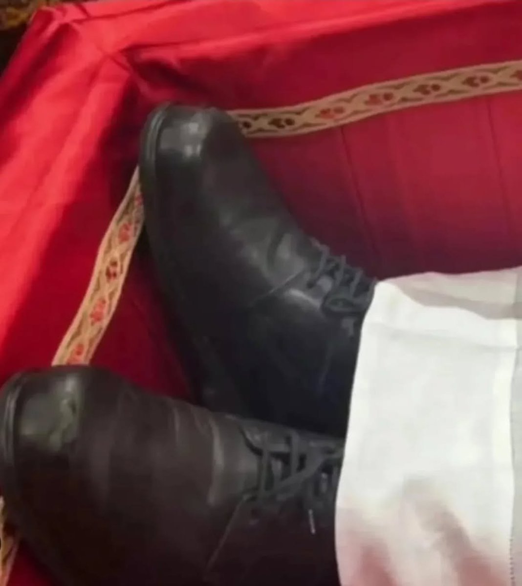 UMA BREVE REFLEXÃO SOBRE OS SAPATOS DO PAPA FRANCISCO 

"O Papa Francisco pediu para ser enterrado com sapatos gastos. Ele não escolheu novos, nem solenes. Ele perguntou por aqueles que os usavam, por aqueles que caminhavam com ele. E nesse gesto humilde e simples está contido