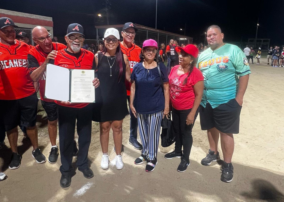 #Distrito30
Ayer, en representación de nuestra Oficina de Representantes, Sra. Glorivee Pérez participó en el Torneo Clases #Graduadas 2025 en #Arroyo, dedicado a Manuel “Fernan Oxígeno” Morales Velázquez. Esta actividad deportiva, que ya celebra su 13º aniversario, es un evento