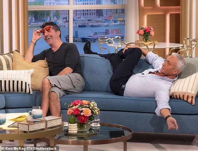 Simon Cowell and Bruno Tonioli having fun on the This Morning sofa. BGT live shows start tonight! Watch: youtu.be/qVgxLKa-rHg?si…