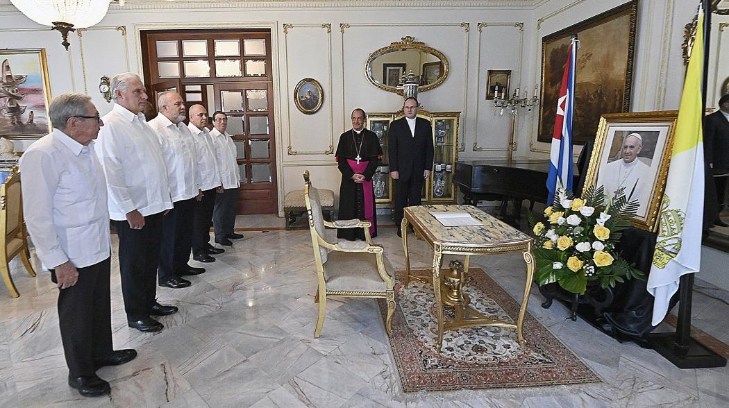 Junto al General de Ejército Raúl Castro Ruz y el Presidente <a href="/DiazCanelB/">Miguel Díaz-Canel Bermúdez</a>, a nombre del Estado, el Gobierno y pueblo cubanos, firmamos el libro de condolencias en la Nunciatura Apostólica, con motivo del fallecimiento del papa Francisco.