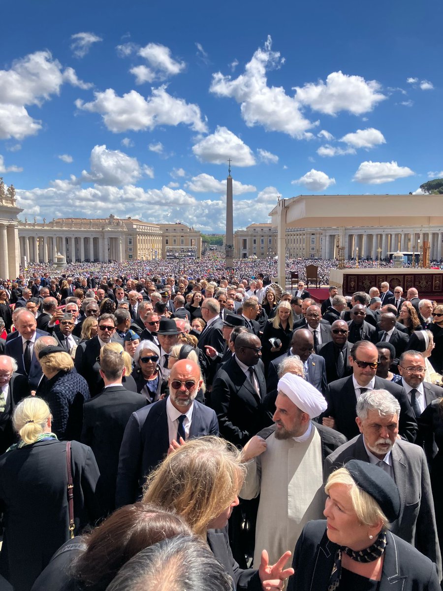 Un ultimo saluto a Sua Santità Papa Francesco in Piazza San Pietro. Dalla 🇸🇪Re e la Regina, il Primo Ministro Kristersson e la moglie, il Cardinale Anders Arborelius e l’Arcivescovo Martin Modéus.

Riposa in pace Papa Francesco 🕊️