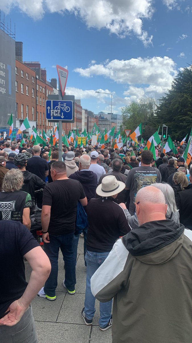 alrightLar's tweet image. Dublin protest against mass immigration and housing crisis #IrelandBelongsToTheIrish #standunited #DublinProtests @elonmusk