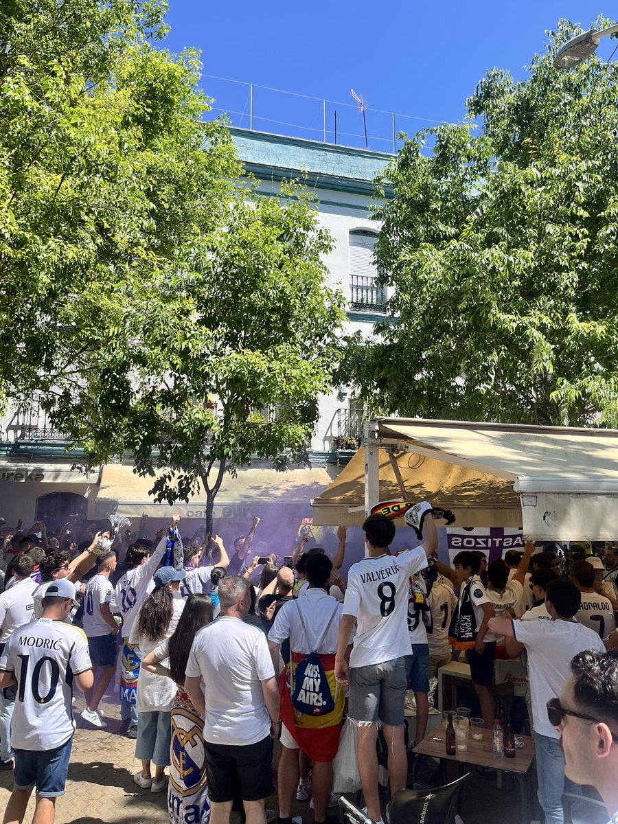 jpdsRMCF's tweet photo. HEMOS VENIDO HASTA AQUÍ!!! PARA VER GANAR AL MADRID!!! 🟣⚪️ https://t.co/BkPDMJebPr