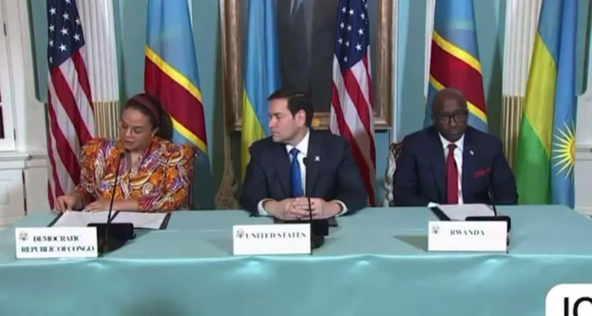 DizoMomeka's tweet photo. "La République Démocratique du Congo se trouve actuellement engluée dans une crise sécuritaire et socio-politique qui affecte profondément le tissu national. Cette situation est caractérisée non seulement par des conflits armés persistants, mais aussi par des tensions politiques internes qui compromettent la stabilité et le développement du pays.

Sur le plan international, des accords tels que l'accord de Doha et les initiatives des États-Unis offrent des voies potentielles pour envisager des solutions extérieures. Ces démarches sont cruciales car elles visent à mobiliser une aide internationale tout en encourageant un dialogue inclusif entre les différentes parties prenantes. Cependant, ces interventions externes, bien qu'importantes, ne sauraient suffire à résoudre les problèmes intrinsèques qui minent la cohésion politique et sociale du pays.

C'est ici qu'interviennent des initiatives comme celles de la Conférence Épiscopale Nationale du Congo (CENCO) et de l'Église du Christ au Congo (ECC). Ces institutions, reconnues pour leur rôle d'intermédiaires dans le processus de paix et de réconciliation nationale, sont souvent en première ligne pour promouvoir un dialogue national. Leur engagement en faveur de la décrispation politique interne est d'une importance capitale. En facilitant les discussions entre les différentes factions et en prônant une approche pacifique, la CENCO et l'ECC cherchent à instaurer un climat de confiance, essentiel pour apaiser les tensions et favoriser une gouvernance responsable.

Le succès des initiatives internes dépend toutefois de la volonté des acteurs politiques de s'engager sincèrement dans le processus. Cela implique non seulement de mettre de côté les intérêts personnels au profit du bien commun, mais aussi de s'engager à respecter les droits des citoyens et à renforcer les institutions démocratiques. Une telle démarche est indispensable pour instaurer un environnement politique stable qui puisse conduire à des réformes significatives.

Je suis convaincu que, la résolution de la crise sécuritaire et socio-politique en République Démocratique du Congo nécessite une approche multidimensionnelle. Si les initiatives internationales peuvent offrir un soutien crucial, il est tout aussi essentiel de cultiver un dialogue interne solide et réussi, comme le prônent la CENCO et l'ECC. Il en va de l’avenir de la démocratie et de la paix durable dans le pays"
#LE_SSERAFIM salut du peuple au premier plan
#JMM