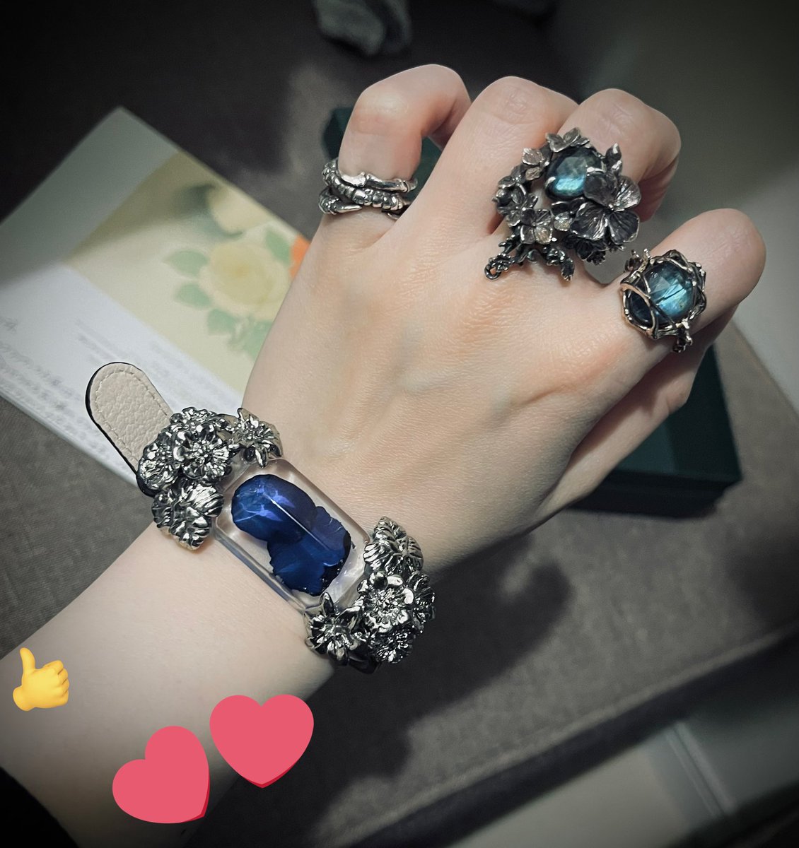 Gy666AOHL's tweet image. 今日は宝物の増える日なのですな
MABATAKI美雨さまのロマンティッククラウン(@jijikuromyu )ブルーが届きました🫐
色味的にはお花の方が深いので銀で統一する方がいいかなと思ったけどこれはこれだなぁ
黒い石の指輪も合いそうで良い
