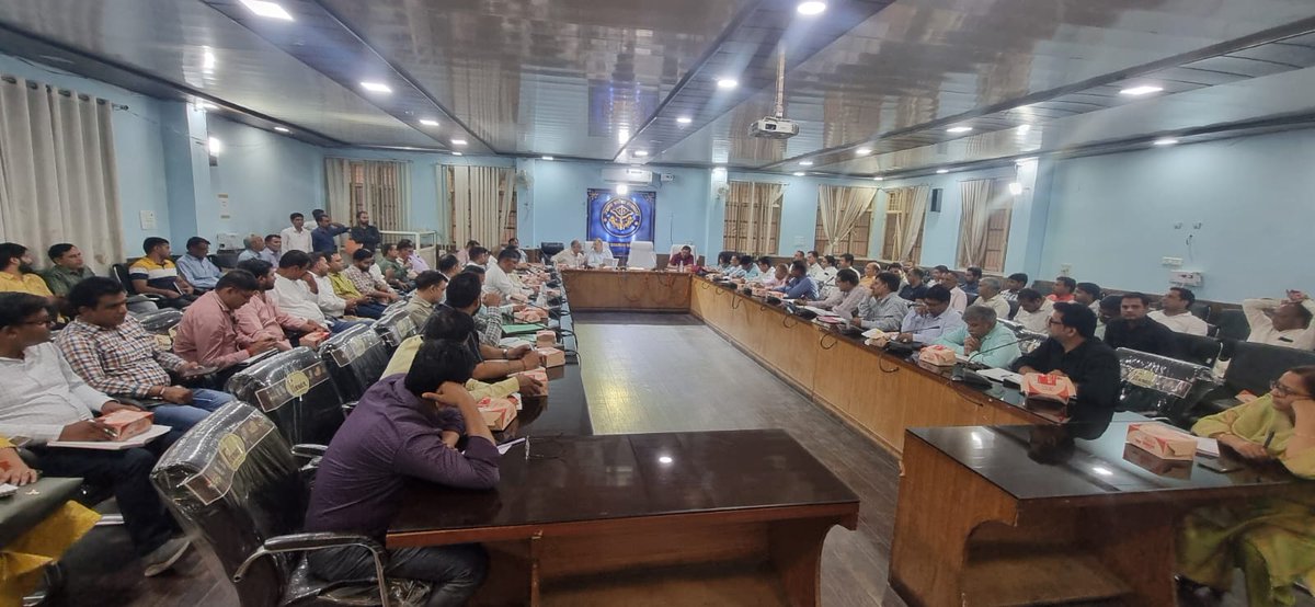 आज विकास भवन सभागार में गो आश्रय स्थलों की समीक्षा बैठक में संबंधित अधिकारियों को गोवंश संरक्षण व प्रबंधन कार्यों में सुधार हेतु आवश्यक निर्देश दिए गए। 

<a href="/CommissionerMe3/">Commissioner Meerut</a> #Baghpat
