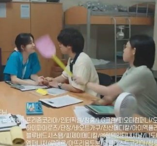 midowaparasol's tweet image. namkyung &amp;amp; jaeil are holding hands and sabi slaps their hands with a fly swatter HAHAHAHAHAHA this jealous fan 😂

#ResidentPlaybook #ResidentPlaybookEp5