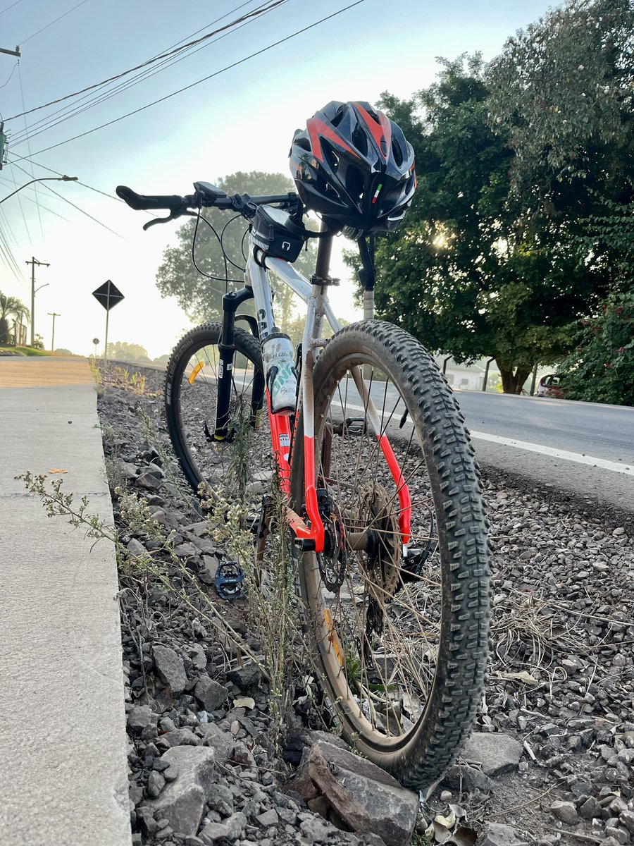 Felipe_27's tweet photo. Pedal de hj: pic of the day !

#mtb #bike #caloielite #shimano #giro #pedal https://t.co/eqUFvBGKgk