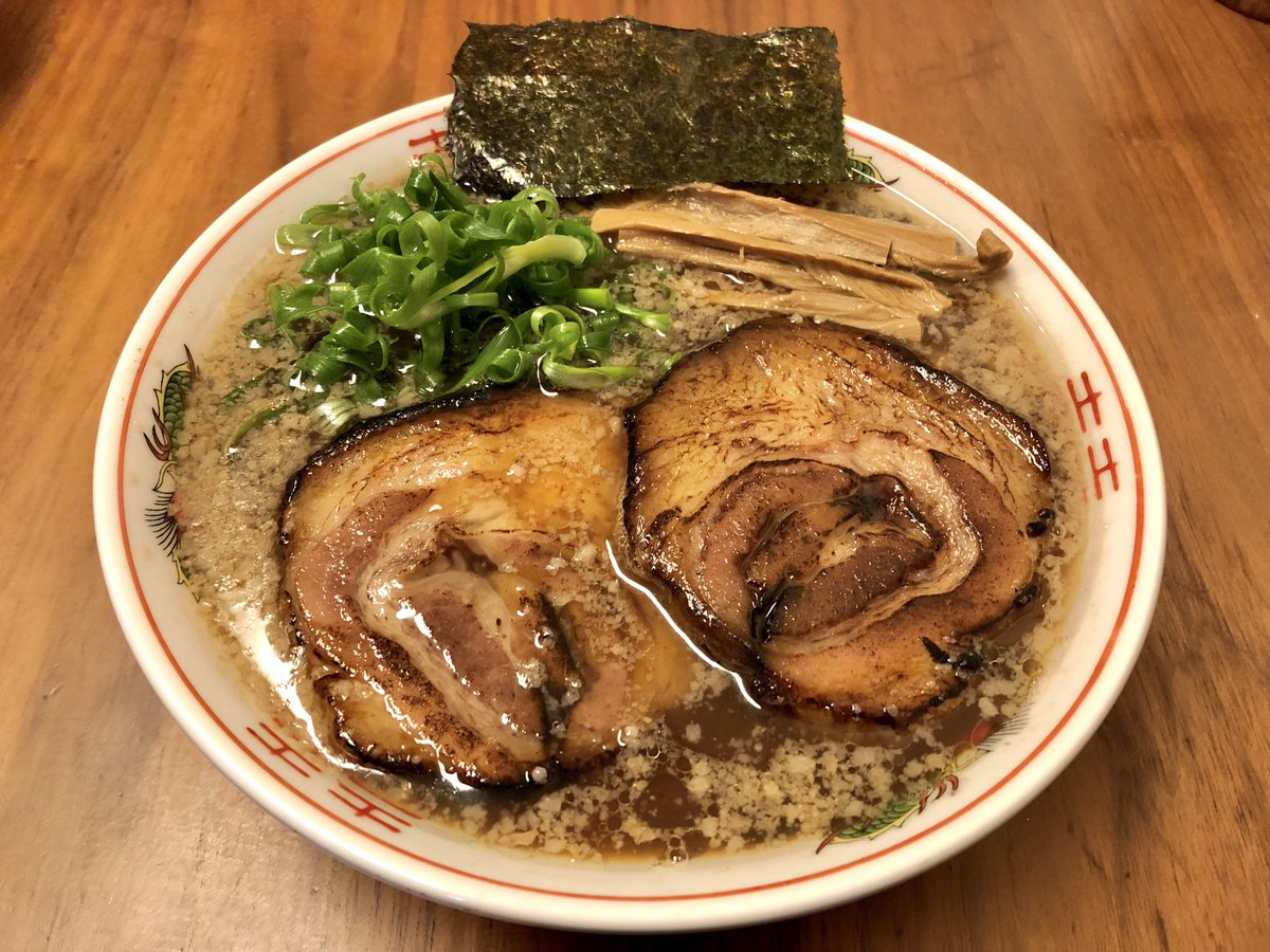 夕暮れ時

娘「晩ごはんラーメン食べたい」
私「どんなラーメン？」
娘「美味しいやつ」
私「こってり？あっさり？」
娘「こってり！」

冷凍鶏スープに宗田・鯖・昆布出汁、たまりとナンプラー、背脂を多めに浮かせて、麺は自家製麺

満足気だったので美味かったようだ
（笑）

#自作ラーメン研究会
