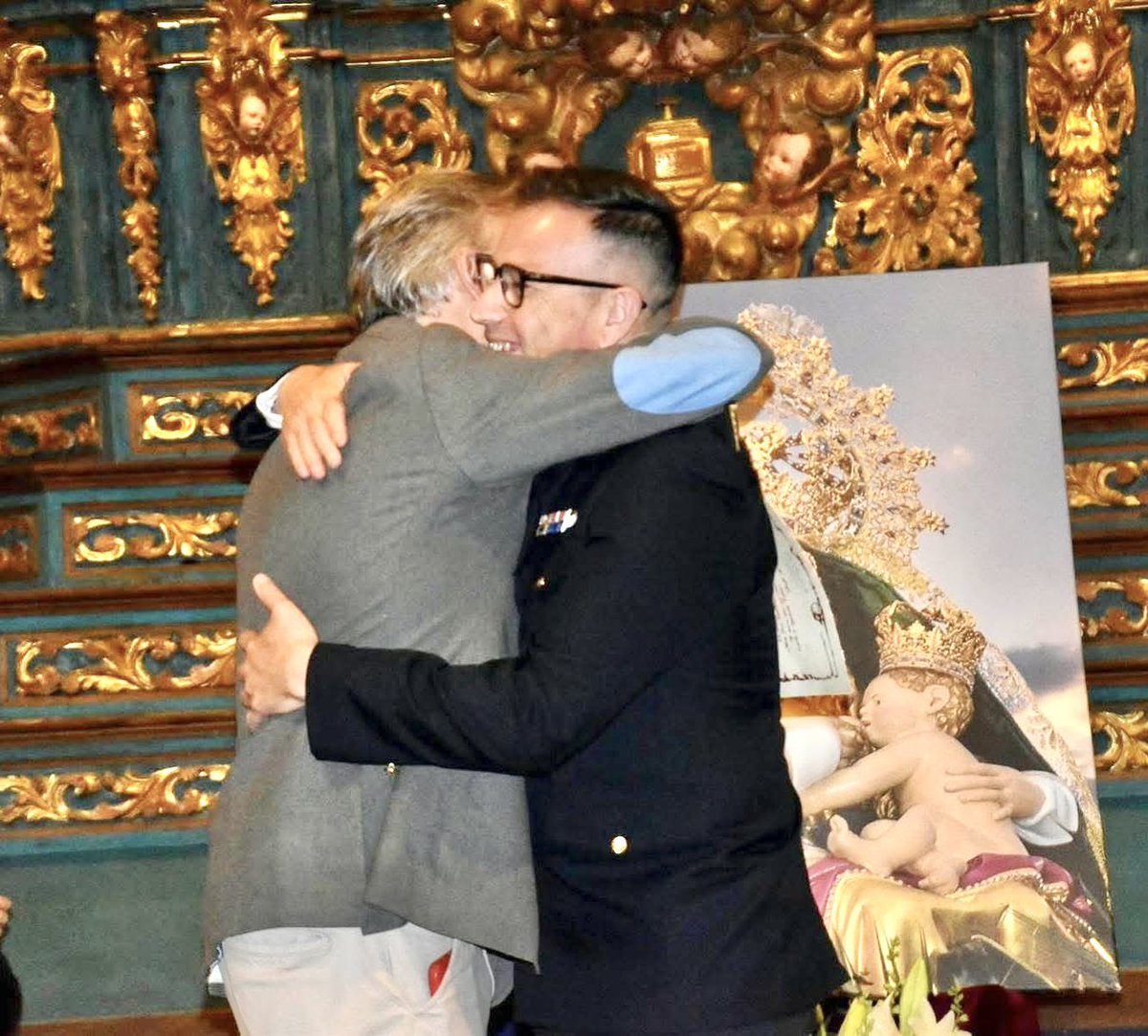 Nuestra Policía Local ha sido distinguida como Cofrade de Honor por la Cofradía Nuestra Señora Santa María del Puerto de Plasencia.￼
Muchísimas gracias por este reconocimiento tan especial para nosotr@s. 
#policialocalplasencia