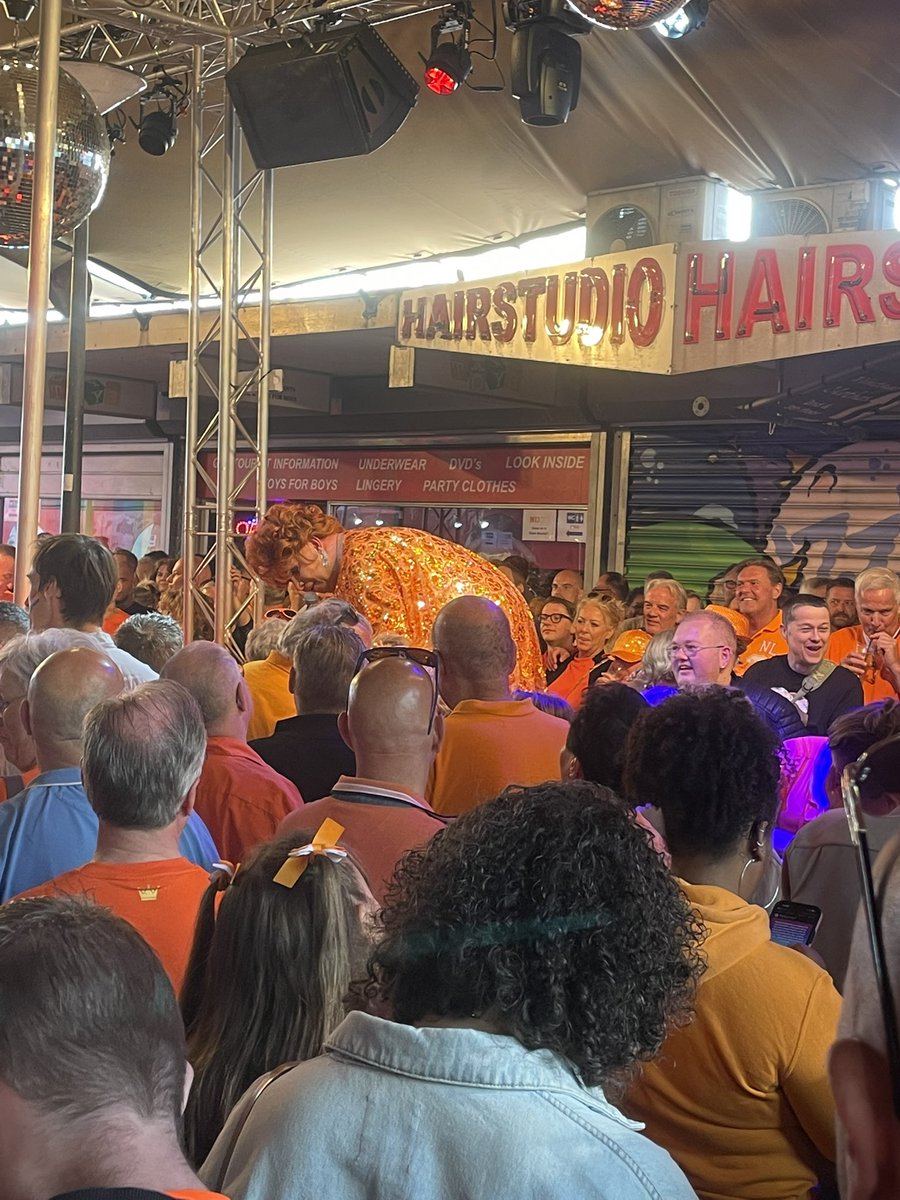 Natuurlijk bij de Keerweerparade met de legendarische Esther Hofman! Wat een geweldige presentatrice is dat toch!