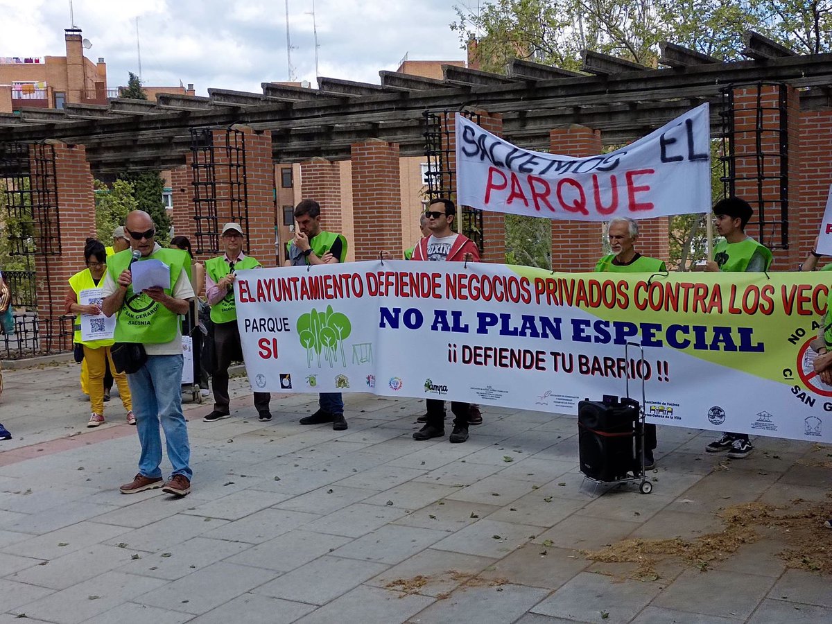 Hoy, el vecindario de #Saconia, con el apoyo de nuestro presidente, ha vuelto a la calle para decir bien alto #NoAlVial y exigir al alcalde que defienda sus intereses, no los de una empresa privada. Quieren una zona infantil, no un vial para el parking de una residencia privada.