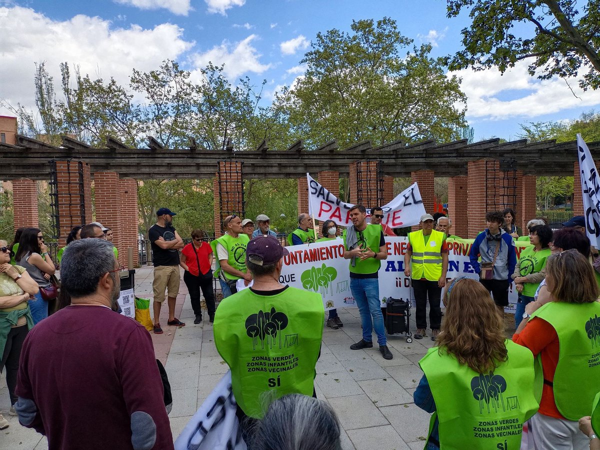 FRAVM's tweet photo. Hoy, el vecindario de #Saconia, con el apoyo de nuestro presidente, ha vuelto a la calle para decir bien alto #NoAlVial y exigir al alcalde que defienda sus intereses, no los de una empresa privada. Quieren una zona infantil, no un vial para el parking de una residencia privada. https://t.co/Q2HrMYmNwq