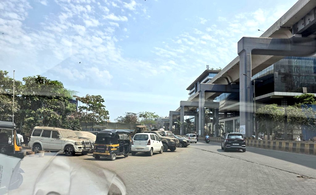 anticorrupt_IND's tweet photo. The poor conditions of roads, encroachment of public roads and footpaths by dumping scrap cars on  MMRDA plots @BKC-CST Link Rd  will definitely portray a clean and vibrat image of @DrSanMukherjee @mybmc Mumbai and our Country during @WAVESummitIndia in front of foreign delegates https://t.co/SDikEqVS6v