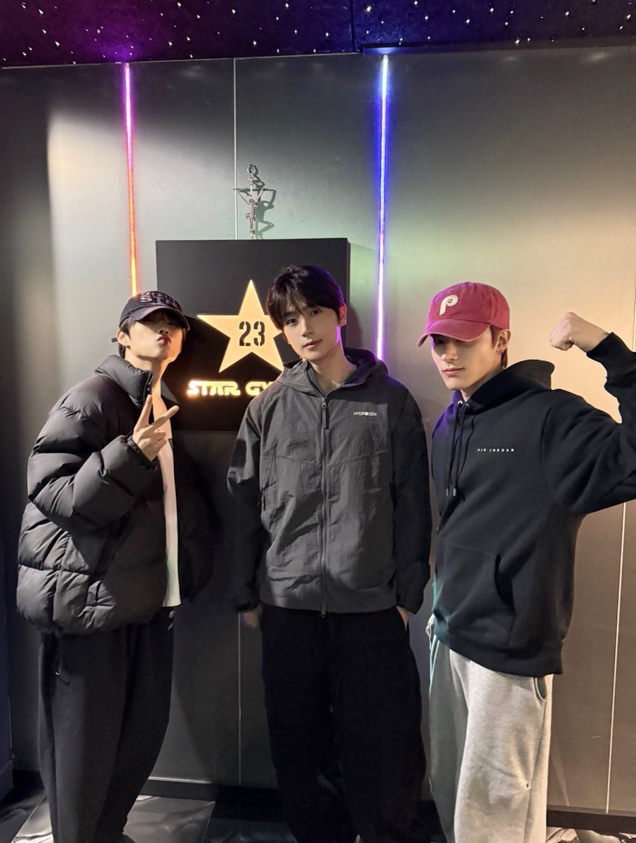 TheBs are certainly most excited about the gym content. Congratulations, as your wish has been fulfilled! Along with Eric and Sunwoo, I visited the gym and met trainer Jongkook. He provided us with training and shared a wealth of knowledge about working out.