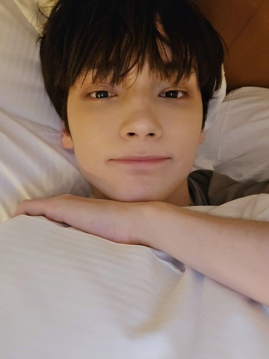 translatingTXT's tweet photo. [250426] #HUENINGKAI Weverse

“moa, sleep well~ 😴” https://t.co/6FWDaXAJ1k