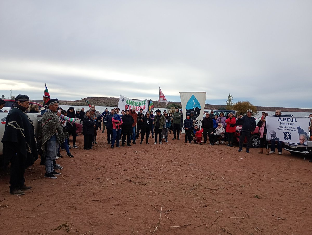 priscilaotton's tweet photo. #URGENTE Caravana en defensa del Lago Marimenuco.
Más de 500 fracturas hidráulicas pretenden hacer alrededor de este lado que abastece de agua a más del 70% de la población neuquina.
#marimenuco #hoy #neuquen #Noticias https://t.co/hdzuCX4iqJ