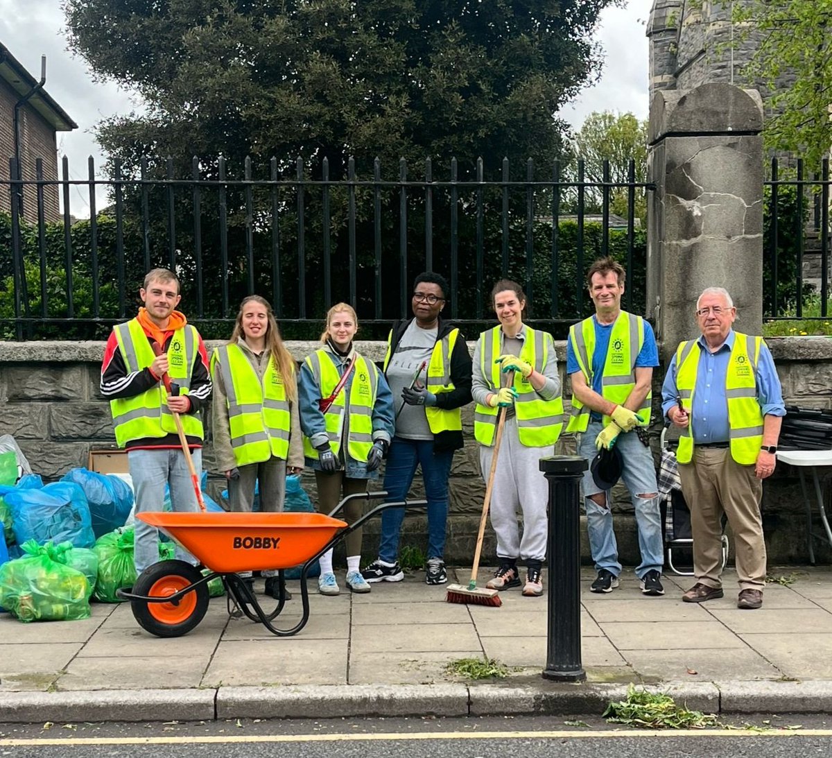 StoneybatterPoP's tweet photo. Amazing turnout for our #teamdublincleanup/ #nationalspringclean on Stoneybatter Sustainable Saturday!
Stoneybatter's spick and span thanks to their great work!
Great to team up with @cosybatter for another Swap Shop & Energy Efficiency Workshop in An Siol afterwards https://t.co/NaQWMnuD3j