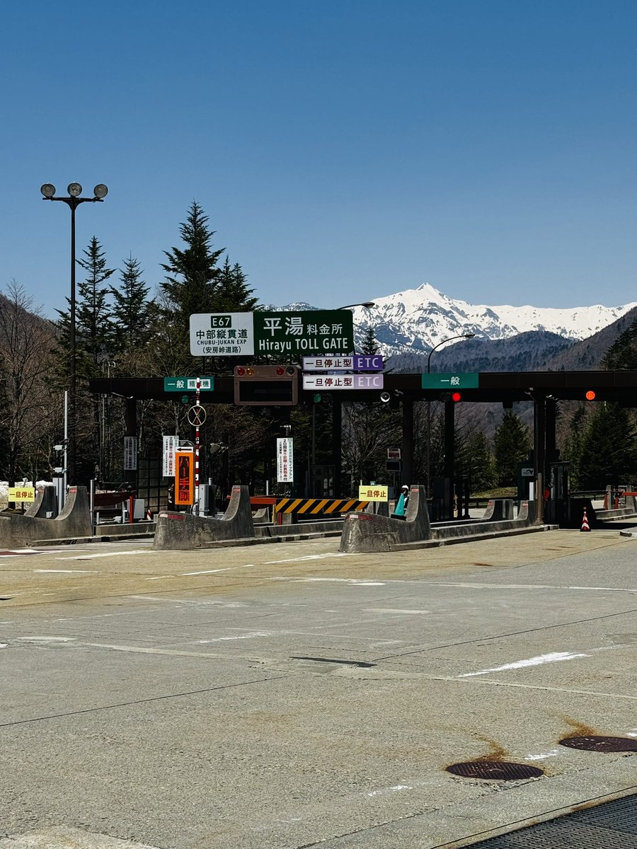 msaka71's tweet photo. 今日からお休み
天気も良く無事に滋賀に帰還
槍ヶ岳も去年より雪が多い気がします。
お昼は高山でうどん https://t.co/0h6srYutSL