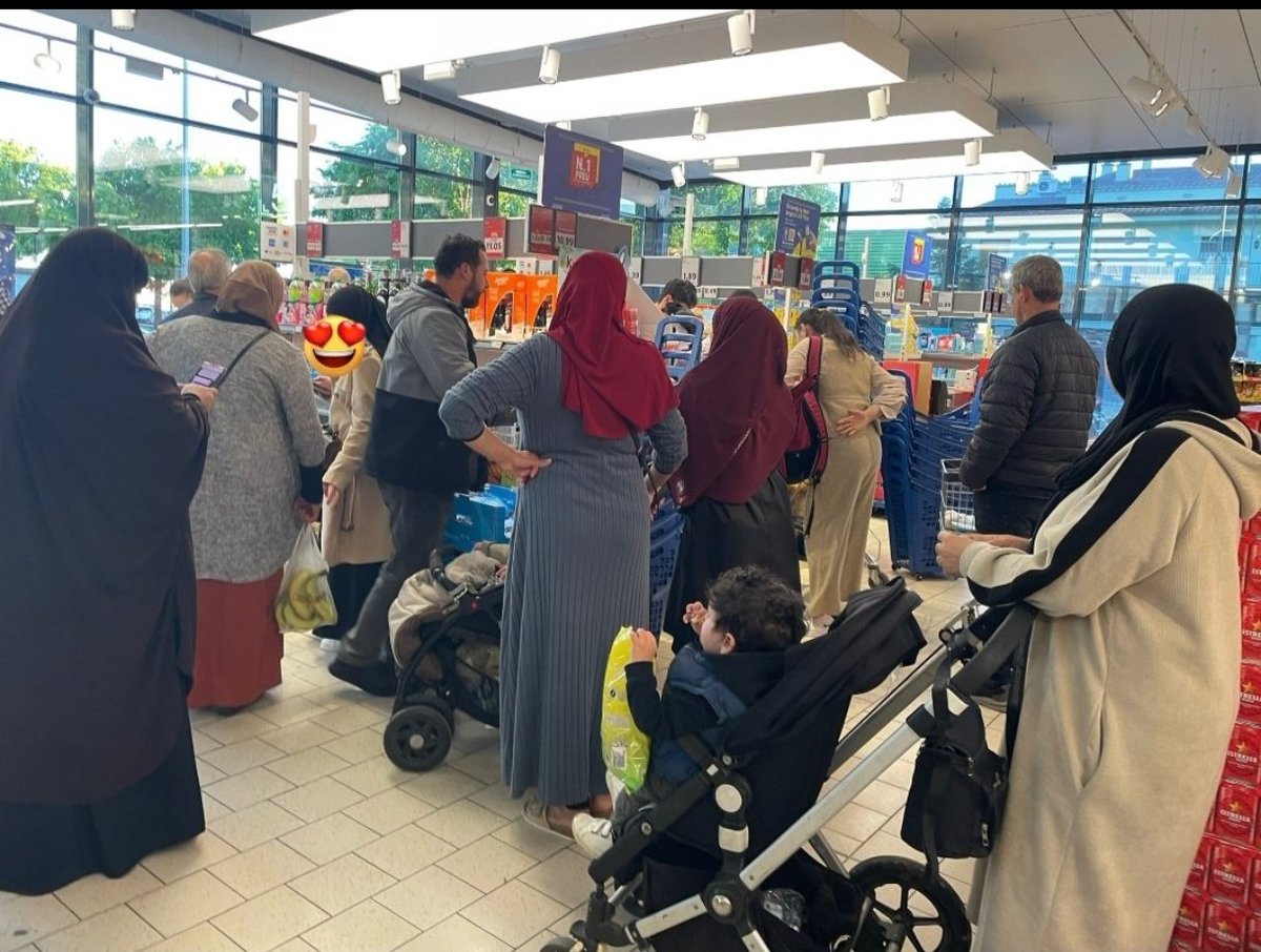 froiladelanyord's tweet image. 2025 : Un grup de catalanes fent cua per pagar al Lidl amb les CharoBitcoins que els hi dóna el nostre estimat Salvador Isla&apos;m155  #donaempoderada 💜🌈🦄