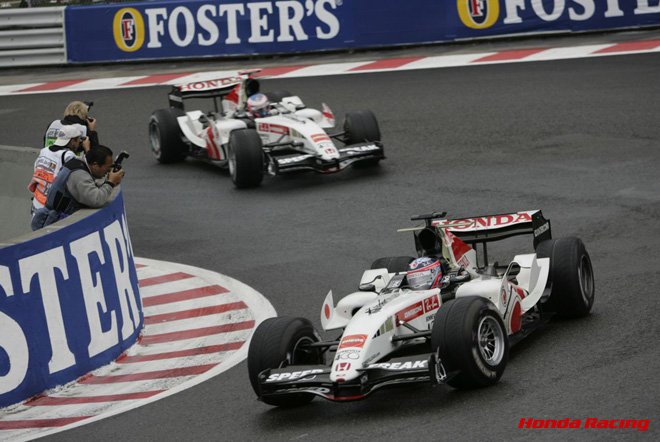 zdravkost's tweet image. #SpaSaturday 🇧🇪
2005 Belgian GP: A drying track, nerves tense.
Sato &amp;amp; Button’s BAR-Honda 007s glide through Pouhon’s mist—paintwork gleaming, V10s roaring against the Ardennes quiet.
Photographers crouch, chasing focus. The perfect shot? Fleeting ....
📸: @HondaRacingF1