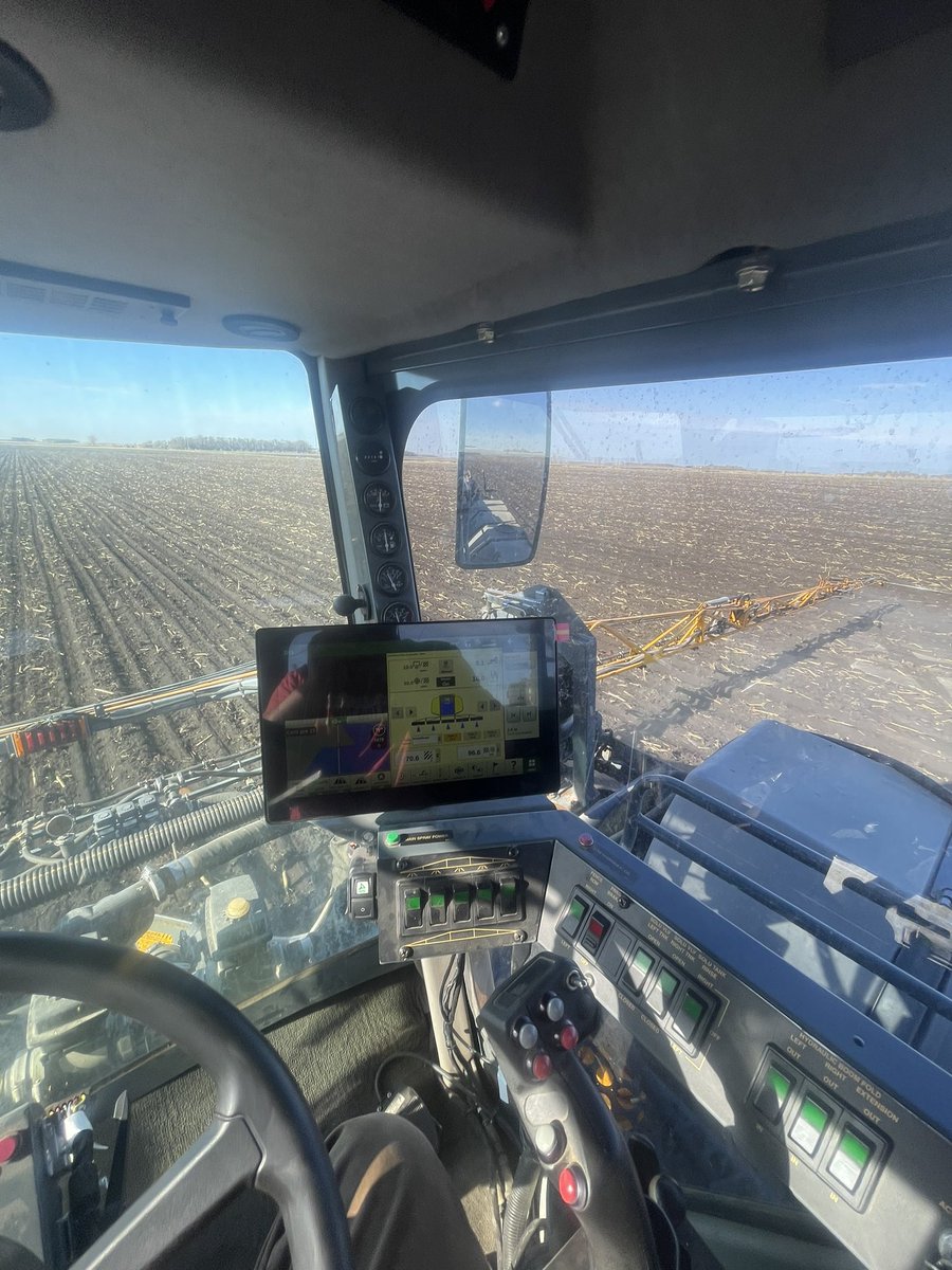 I say this is a pretty die hard CNH guy: the John Deere G5 display is by far the best I’ve ever used. Nothing CNH is even in the same ballpark as user friendliness. Makes a guy think about turning the whole fleet green…