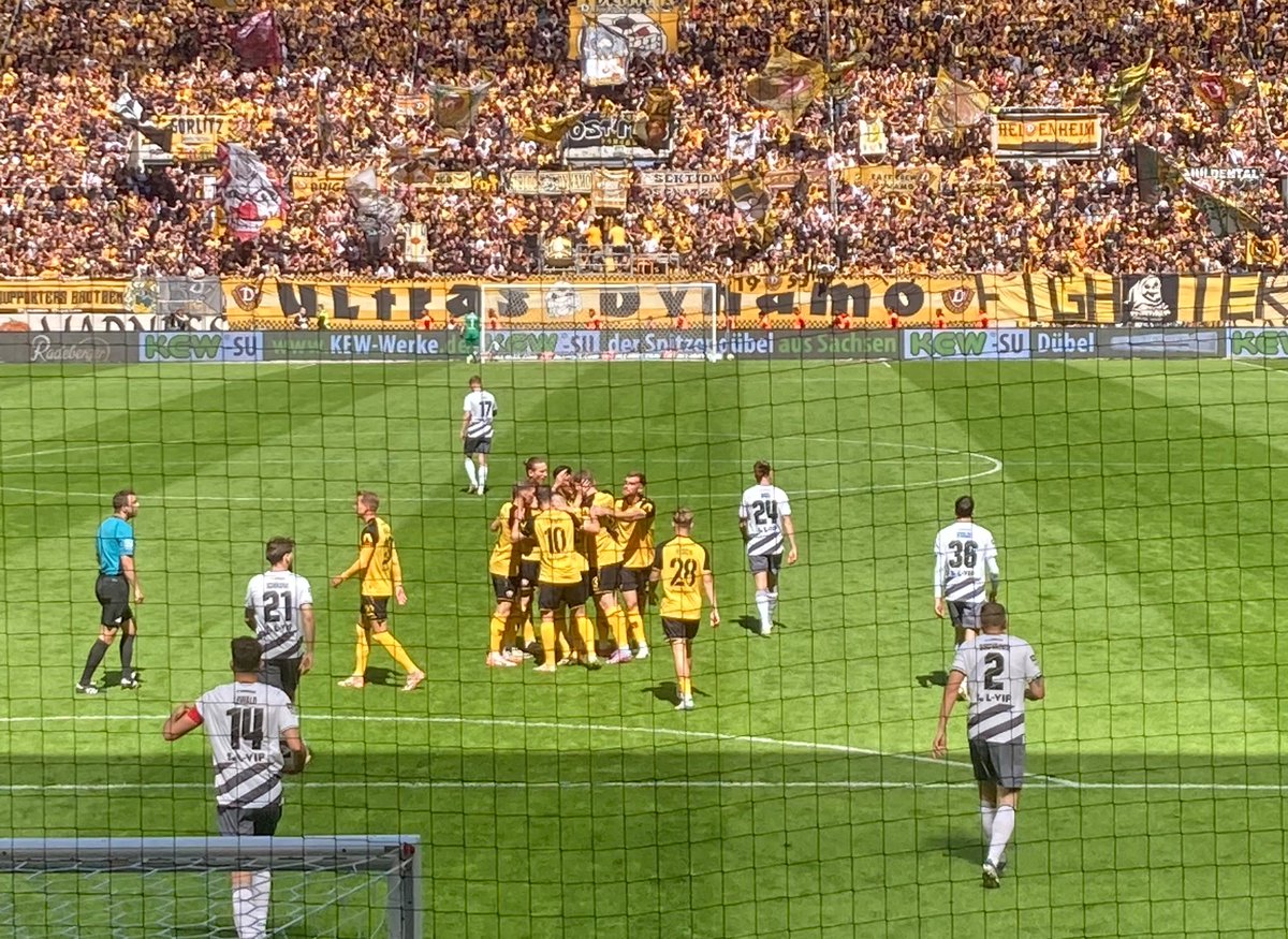 der_wolf_aus_dd's tweet photo. Ein ganz wichtiger Sieg heute 💪 Mit 7 Punkten Vorsprung bei 3 Spielen sollte uns der Aufstieg eigentlich nicht mehr zu nehmen sein. #SGDSVS #sgd1953 https://t.co/W0uHJLL7mm