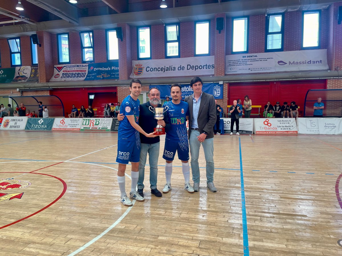 RFFM_FutbolSala's tweet photo. En la previa del partido de la Jornada 29, el Vicepresidente del @RFFM_FutbolSala Luis Hernando Moliní ha entregado la Copa de Campeones de liga de 2ª División B Grupo 4 a @1mostolesfs junto al Concejal de Urbanismo del @AytoMostoles Sergio Mª Soler Hernández . https://t.co/tIG5akgEIK