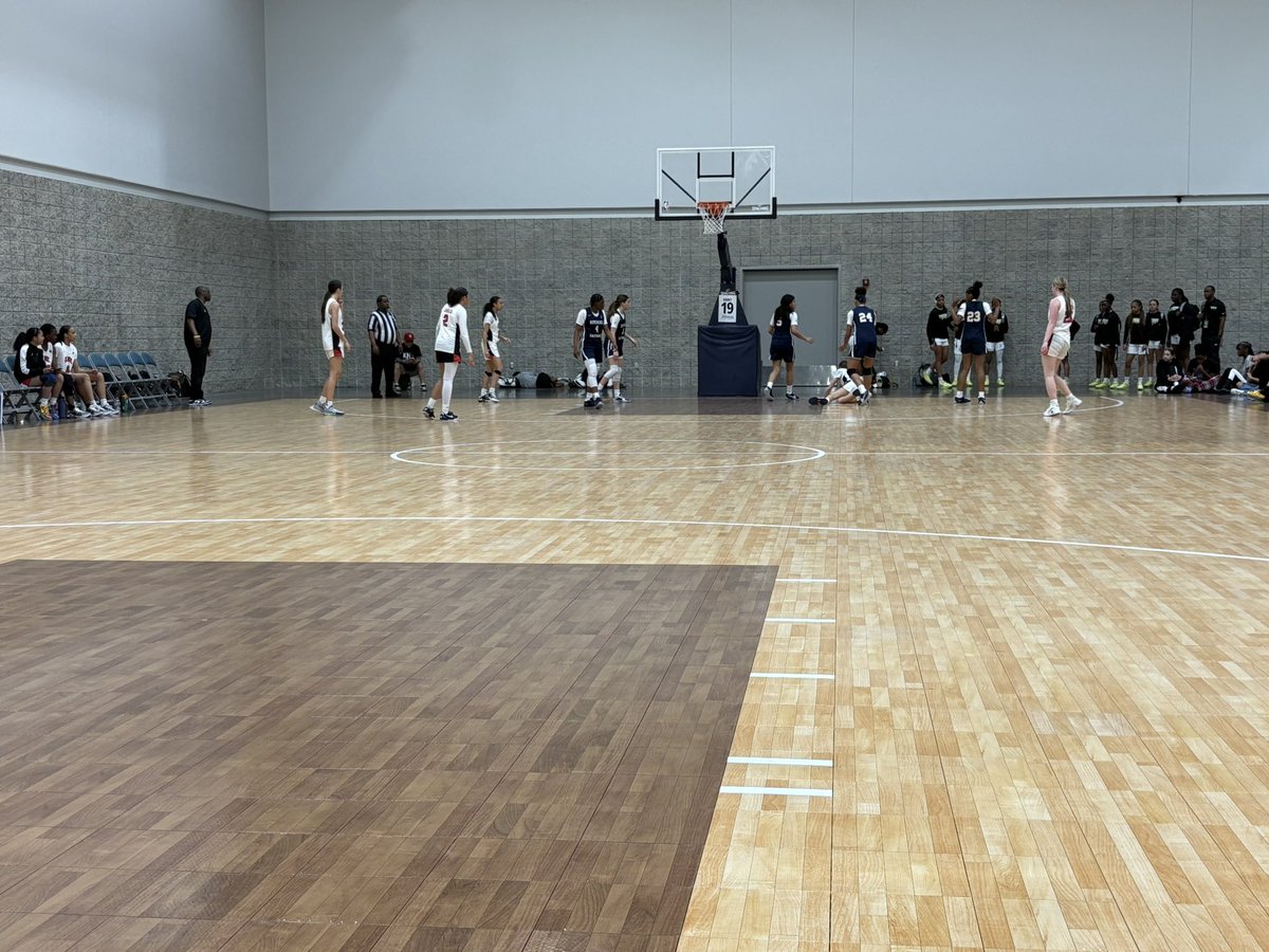 BlueStar Media (@bluestarmedia1) on Twitter photo Finally some phone service with the change of venue to Hampton Roads CC!
Really nice Jr. EYBL match up going here between <a href="/KiaNurseElite/">KiaNurseElite</a> and <a href="/RiversideHawksG/">Riverside Hawks Girls</a> 14s right now đź‘€ Finally some phone service with the change of venue to Hampton Roads CC!
Really nice Jr. EYBL match up going here between <a href="/KiaNurseElite/">KiaNurseElite</a> and <a href="/RiversideHawksG/">Riverside Hawks Girls</a> 14s right now đź‘€