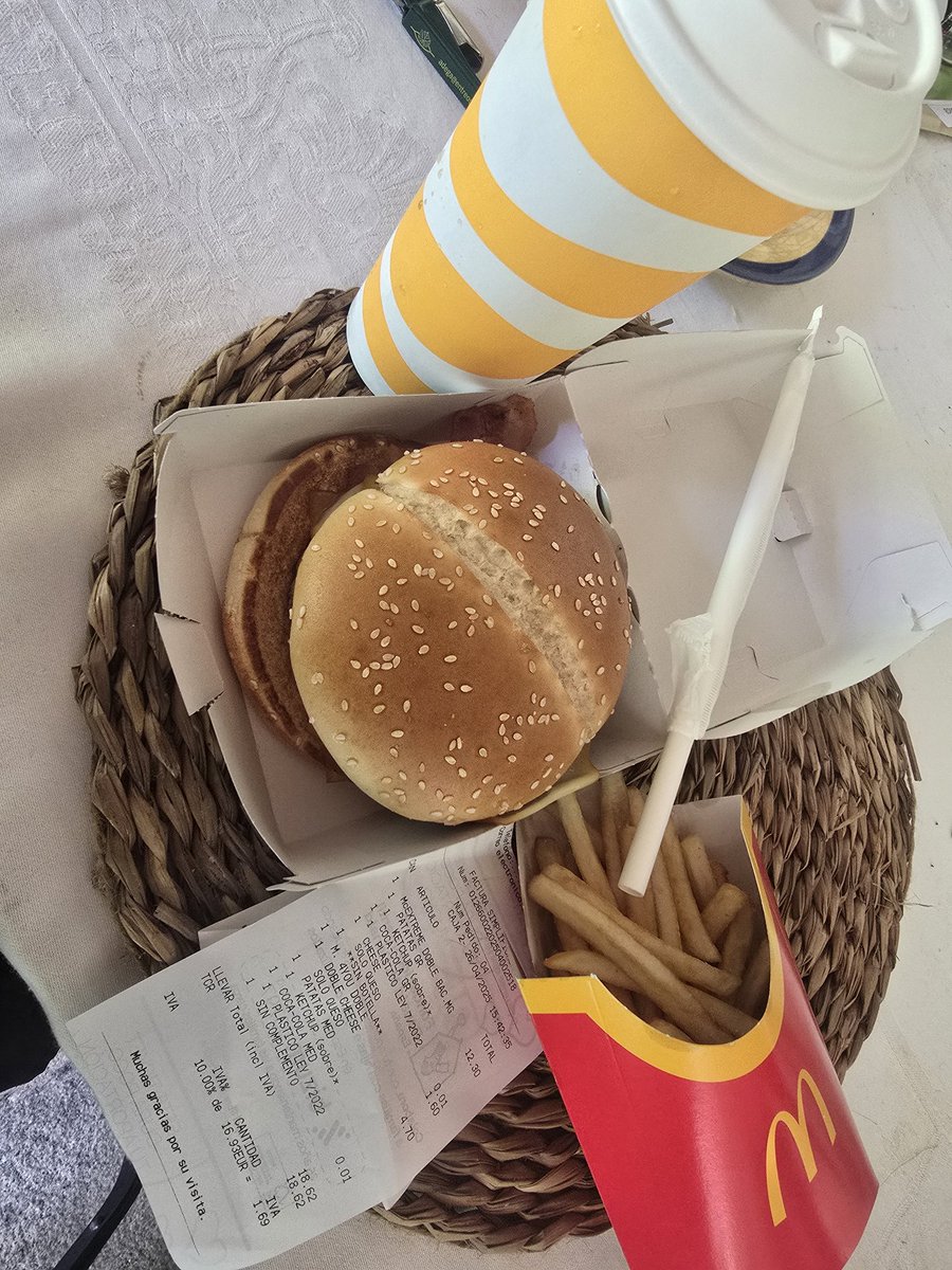 Hola <a href="/mcdonalds_es/">McDonald's España</a> ¿el plástico del ticket donde está?