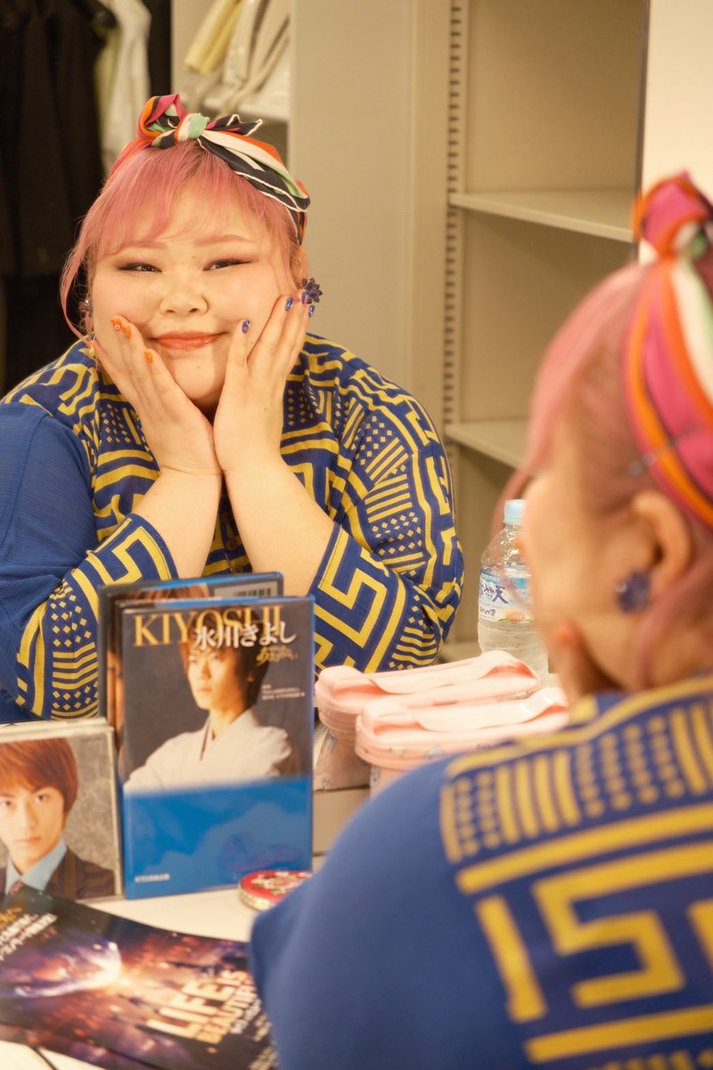 SHIOTAN_NIKU's tweet photo. ガラ・コンサート✨LIFE IS BEAUTIFUL✨ありがとうございました！！

映画『グレイテスト・ショーマン』の
『The Greatest Show』の後半のシャウトで始まり、
伊礼彼方さんが歌うミュージカル『ヘアー』の『I  Got Life』にてまさかのダンス😂、
中尾ミエさんが歌うミュージカル『ピピン』の『No Time At All』のコーラス、
最後に『THIS IS ME』のソロを担当させていただきました🌟

THIS IS MEは本当に私にとって物凄く思い入れのある曲です。
初めて映画館でこのシーンを観た時にこの曲のメッセージが
コンプレックスまみれで自信が無く一歩踏み出す勇気が無かった自分と重なり、
心を奮い立たされ、息ができなくなるくらい泣きました。

大好きな曲をこうして凄いステージで歌わせていただいたことが、本当に幸せでたまりません。
宮本亞門さん、抜擢していただき本当にありがとうございました...！！😭✨✨✨

テレビでずっと見ていた方々とご一緒できて感激でしたっ....！🥹✨

そしてコーラスとラビキャの皆様、
短い稽古期間、全力で駆け抜けましたね💥
素敵な皆様に出会えて本当に嬉しいです🥹
またいつかご一緒できますように...！！

あーーー夢みたいな時間が終わっちゃった🥹🥹🥹

#ライフイズビューティフル 
#lifeisbeautiful