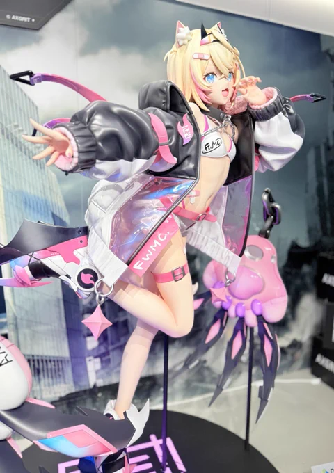 Miu and I went to the Advent pop-up store in Shibuya yesterday! The life sized FUWAMOCO figures were super cute and detailed! Love Advent!!!  