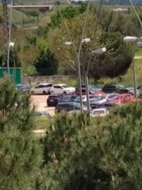 oligistoVSemvs's tweet photo. Esto que ven es una de las entradas al río en el #BarrioSanFermín al @MADRID @AlmeidaPP_ @bcarabante les importa una 💩 lxs vecinxs dl barrio, medioambiente, salud men y fís.Sólo falta bajar los pivotes y ya, si eso, q aparquen en la ribera dl #RíoManzanares x #MutuaOpen https://t.co/iv3eDQKExS