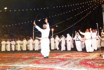 من الموروث الشعبي لدى أهل #بيشة  قولهم في أمثالهم:
(حِبَّها وخُشَّها )، وهذا يضرب مثلًا في
القناعة والرضا بالسلامة. 
يقول الشاعر #سعد_بن_جدلان
 - رحمه الله - : 
يدك لا مدّت (وفا) لاتحرّى وش تجيب 
 كان جاتك سالمة حب يدك وخُشّها