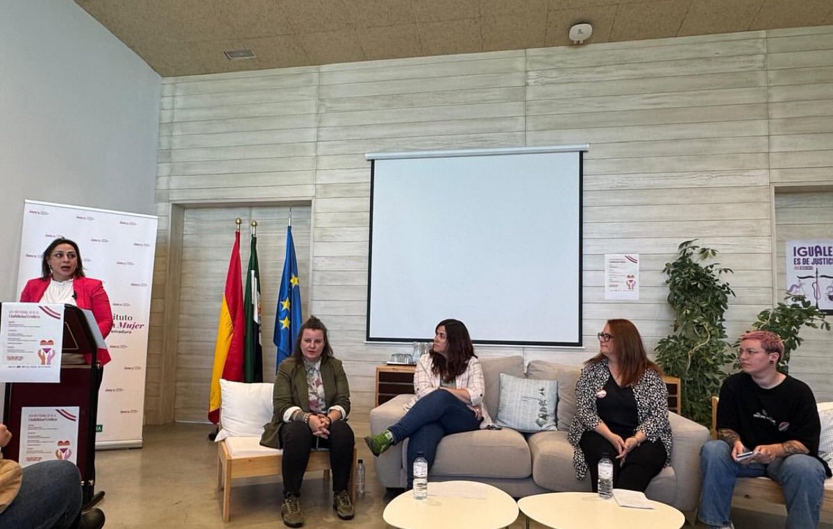 LGBTIUEx's tweet photo. Hoy es el día de la visibilidad lésbica, que apoyamos desde @infouex, una universidad comprometida con la igualdad y la diversidad. Y participamos en el Acto institucional por este día, con el respaldo, acompañamiento y apoyo de la oficina de @IgualdadUEx 💜🏳️‍🌈🏳️‍⚧️ https://t.co/hqXjPI4fSd