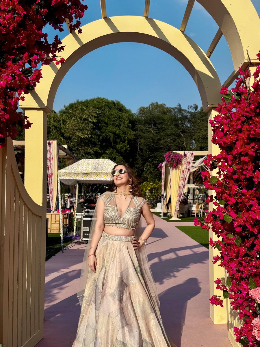 AnchorPiya's tweet photo. Dancing through life with a mic in one hand and dreams in the other.”
#anchorpiyasharma🎤 #emcee @anchor #bestemcee #wedding #event #dressedup @studioamas
#StageQueen #EventVibes #SunshineSoul #ElegantAndEmpowered #LiveTheDream #HostLife #PiyaOnStage #MicAndMagic #GlowGetter https://t.co/7bbXfTnCAN