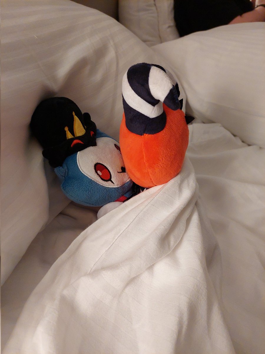 I cannot take these horny fucks anywhere! Roommate is right there! The shamelessness!

🤣