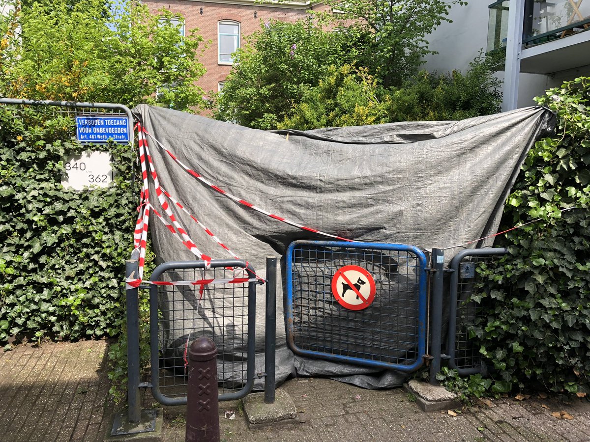 👑
#Koningsdag
Vrijmarkt in de Jordaan.

Bescherm je planten tegen aso’s.
🌿planten niet opstaan 

#Koningsdag #vrijmarkt #Jordaan #bescherming #Westerstraat