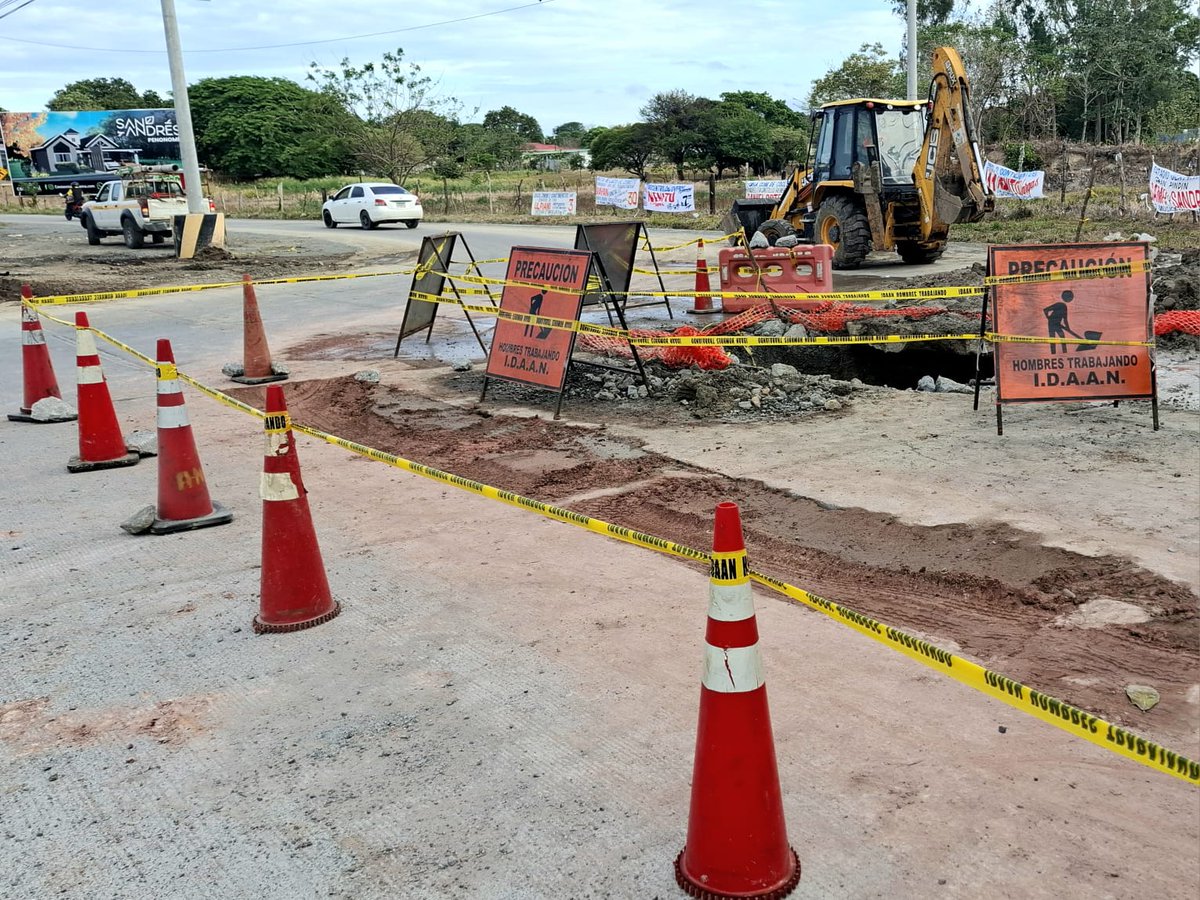 IDAANinforma's tweet image. 📍Coclé: Se mantienen trabajos de reparación por daños en la línea de distribución en el retorno de San José, Vía Interamericana Penonomé.
El suministro de agua potable mantiene bajo nivel en sectores aledaños
Se recomienda a los conductores atender a las señalizaciones