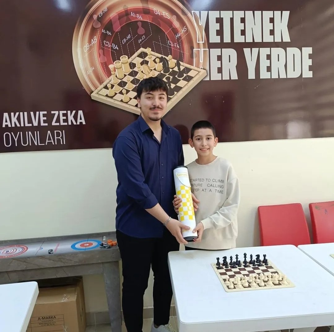 23 Nisan Ulusal Egemenlik ve Çocuk Bayramı etkinlikleri kapsamında Kozlu Gençlik Merkezi tarafından düzenlenen Satranç Turnuvasında 1. olan öğrencimiz Toprak Kütükoğlu'nu tebrik ediyoruz 🥇 👏🏻👏🏻👏🏻 <a href="/tcmeb/">Millî Eğitim Bakanlığı</a> @BilsemMeb <a href="/ZonguldakMEM/">Zonguldak İl Millî Eğitim Müdürlüğü</a> <a href="/GSB_ZonguldakGM/">Zonguldak Gençlik Merkezi</a> <a href="/KOZLU__GHSIM/">KozluGençlikSpor</a>