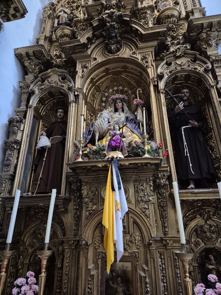 Hoy nuestra Madre Santísima la Divina Pastora aún se encuentra de morado por el funeral del Santo Pontífice, por cuyo eterno descanso ofrecemos nuestro rezo del Santo Rosario.
