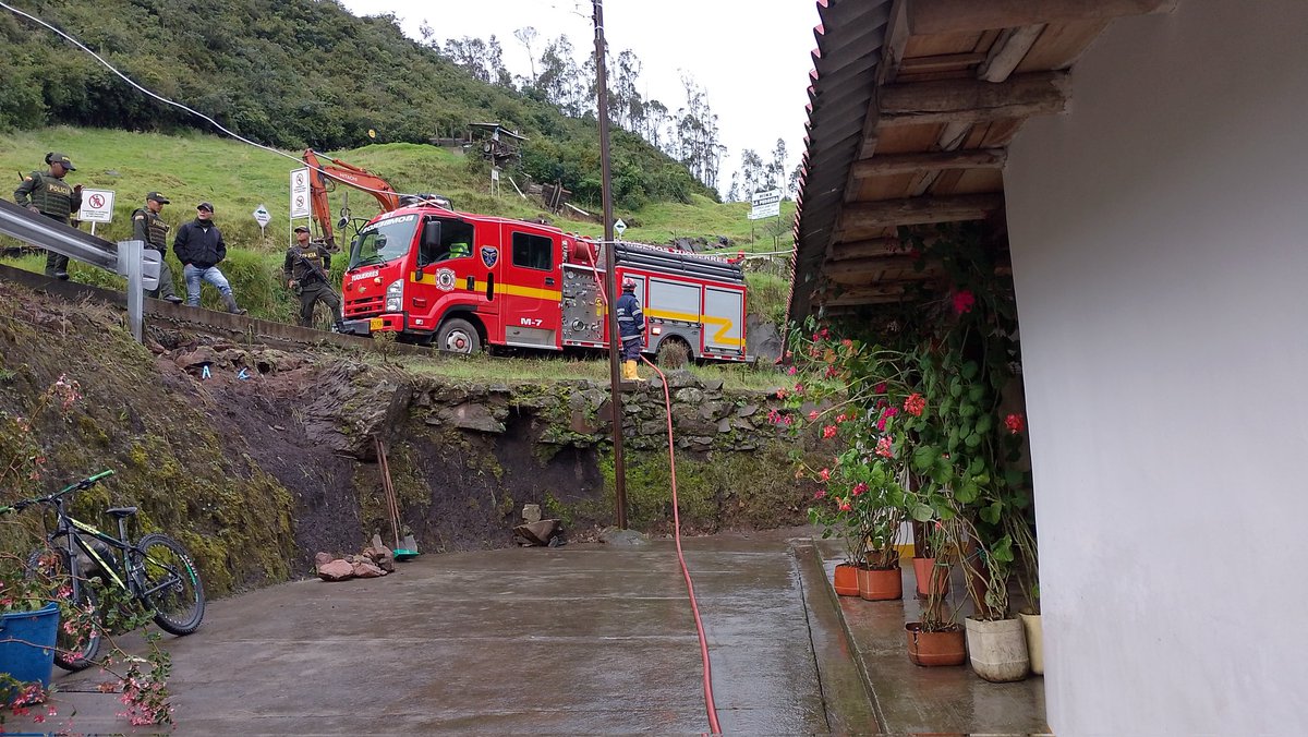 Personal atiende deslizamiento dónde resulta afectada una vivienda con el ingreso de Material y lodo en la vía que de  Tuquerres conduce a Ospina  se realizó evaluación mediante lavado 
En sitio personal de Policía 
Al sitio
 3 Móviles 
3 unidades
<a href="/CITELDNBC/">CITEL - Reporta Bomberos</a> 
<a href="/DNBomberosCol/">Dirección Nacional de Bomberos de Colombia</a>