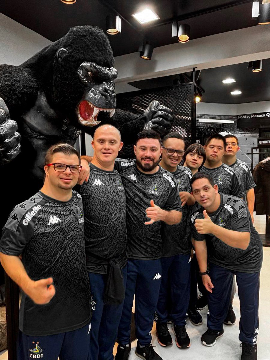 aapp_oficial's tweet photo. Jogadores e integrantes da comissão técnica da SELEÇÃO BRASILEIRA DE FUTSAL DOWN visitaram o MAJESTOSO, na tarde de ontem (25). A equipe está em preparação para o 5° mundial de Futsal Down, em 2026, no México! 🇧🇷⚽️🦍 #VamosPonte #CBDI #SelecaoBrasileiraCBDI #FutsalDown @S21Futsal https://t.co/kBZK1F9AtM
