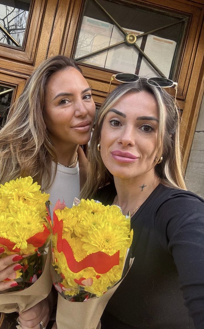 Εμεις που ειμαστε 45χρονων μητερες και εχουμε 12 ανοιχτες τρυπες
Τι ειμαστε;