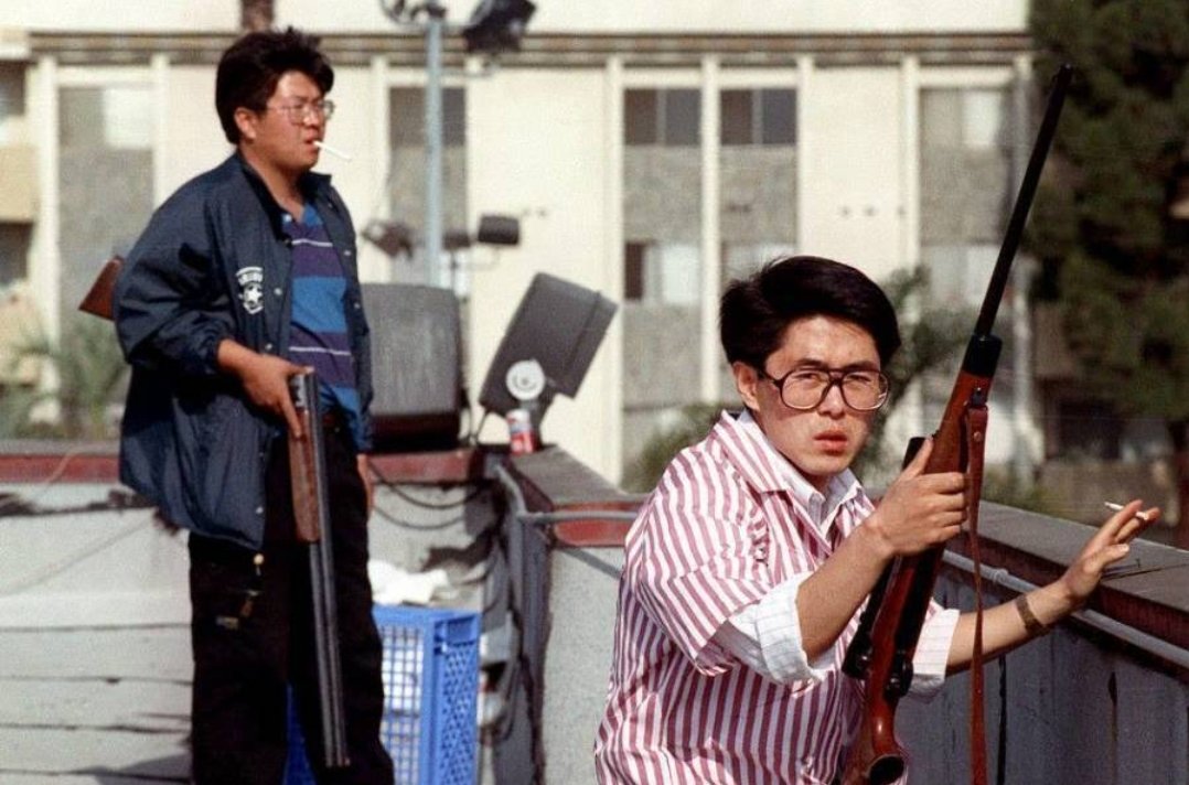 blurredfrank's tweet photo. During the 1992 LA riots looting was everywhere and shopowners kind of gave in, quietly accepting it.
Not the Koreans. They took to the rooftops and took aim on looters.
We can all learn from these guys. Stand your ground, protect what's yours.
Legends.
#ProtectWhatsYours https://t.co/Rk9Nkasxoc