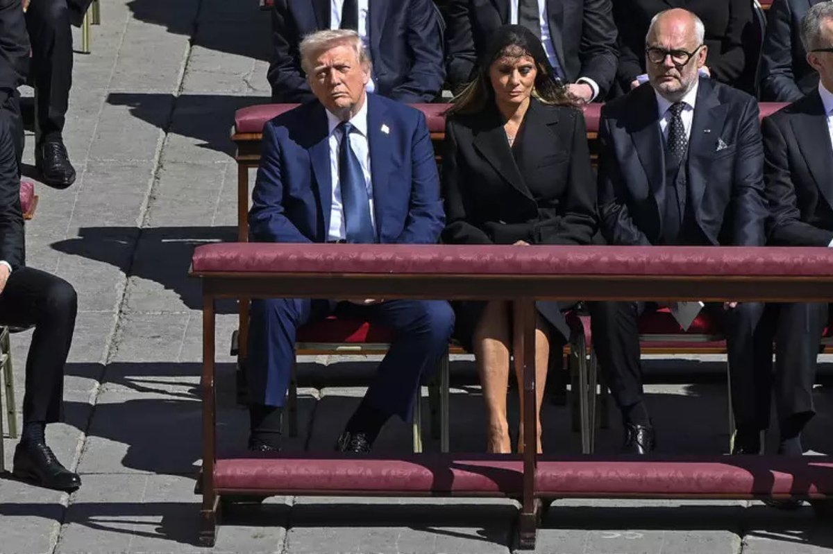 acnewsitics's tweet image. Dude really wore a blue suit, not even black or navy at least, but blue. Totally embarrassing and disrespectful.