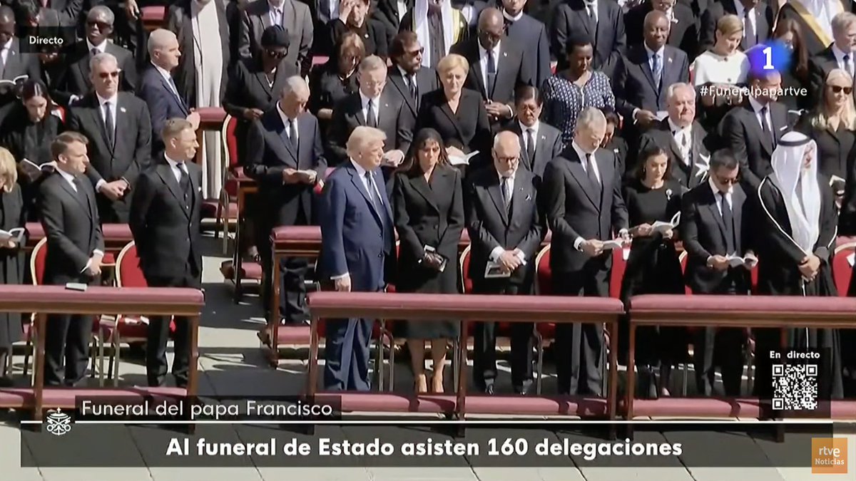#MelaniaTrump sin medias pero con guantes de encaje y su marido vestido de azul marino en vez de negro luto.
#trumpadas #etiqueta #FuneralPapaFrancisco