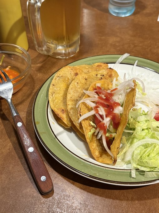 というわけで頂きます。
近所のステーキ屋だとこの店のステーキが好き 