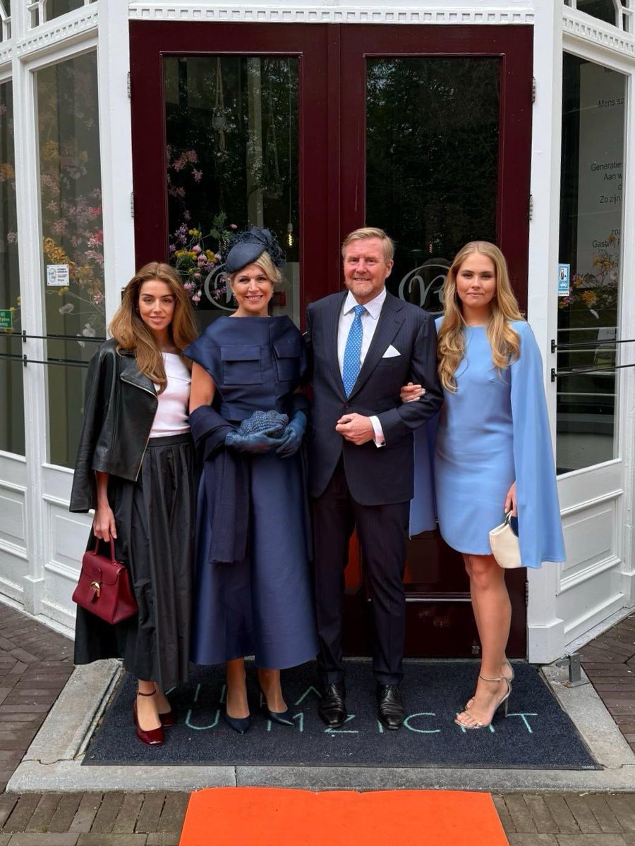 Braafheidzelve's tweet image. Wat is Amalia prachtig ...steeds meer haar eigen stijl en dus stijlvol

Alexia is de vamp  van de familie 

En Koningin Maxima is zoals altijd geweldig gekleed

#Koningsdag 
#koninklijkhuis
#Doetichem