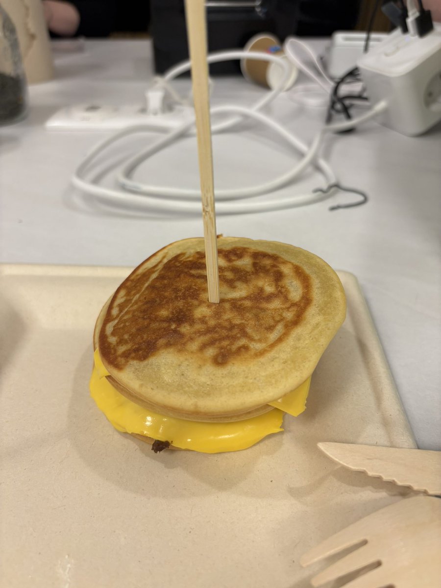 La cafét est pleine à craqué avant le début des tournois 🤤

Au menu : pancakes et les boissons habituels vous attendent ! 🥞